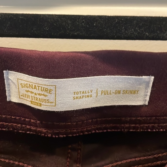 NWT Women's Signature Levi Strauss Jeans Burgundy Totally Shaping 10L 30W x 32L - Picture 6 of 11